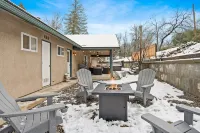 Country Club Hideout - w/ HotTub & King bed - con encanto