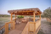 Cockatoo Yurt/Cold A/C! Hot Tub/Grill/Close to Town/River Yurt Village - 샬레 호텔