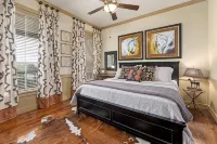 Twin Oaks Estate - Ultimate Retreat for Large Groups w/Heated Pool & Pickleball - 4 tähden