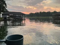 Lake House Gem: Cozy Waterfront Escape Hotels in Camp County