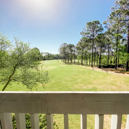 Warm and Cozy Condo with Peaceful Golf Course Views Отели в г. Дафни