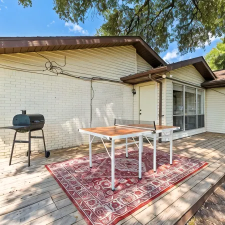 Spring Nights: Fire Pit, BBQ, Games, Pets, 1 Mile to TX A&M, 8 Car Parking