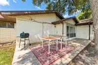 Spring Nights: Fire Pit, BBQ, Games, Pets, 1 Mile to TX A&M, 8 Car Parking