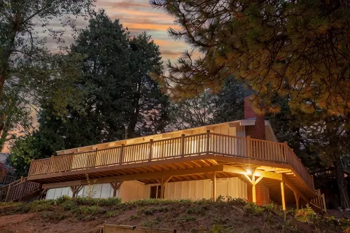 Romantic Getaway Cabin w/private hot tub, deck and fireplace - Hytter
