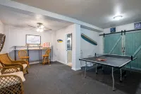 Cheerful "Bay B Shark" 2 bedroom canal front home- 2 min from the beach - 3-Star