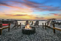 Lux Designer Lakefront Home with Views, Firepit, Dock, Kayaks, and up to 2 Dogs - Wi-Fi