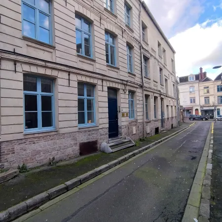 En Hypercentre, au Calme, Avec Cour Privative Aménagée, Appartement Rénové Отели в г. Аррас
