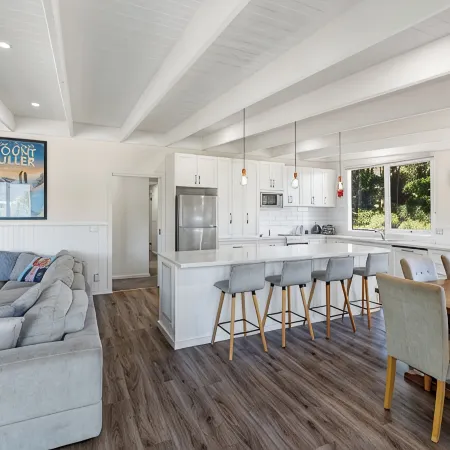 Luxury Lake House on Lake Eildon and only 35km from Mt Buller for skiers.