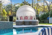 Luxurious 7-bedroom villa with pool/spa and pickleball court in fabulous Naples - Villas