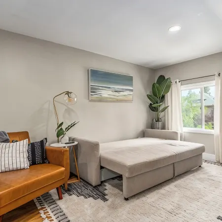 The Loft on 13th~Modern & Cozy!