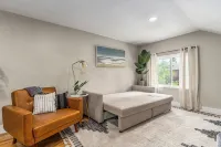 The Loft on 13th~Modern & Cozy! - Bungalows