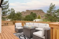 Updated & Spacious 5-bedroom house with Views of the Rock and Mountains