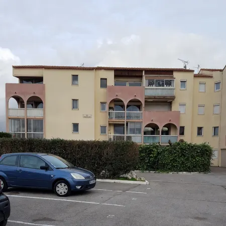 Nice studio view port. Beach and sea at 50 meters.