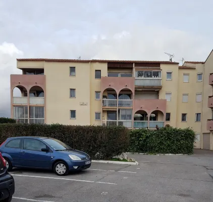 Nice studio view port. Beach and sea at 50 meters. - Wifi