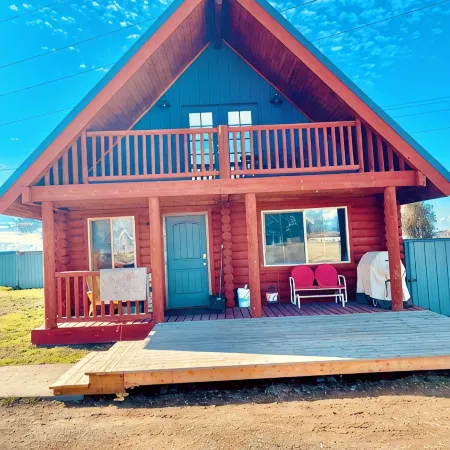 Stay at this super, cozy, country cabin in Caldwell, Idaho off of I84.