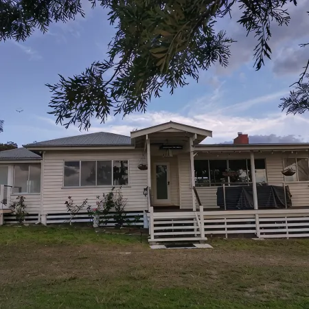 Lovely Farm Stay in the Northern Granite Belt. 8 Minutes From Wineries