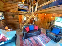 Log Cabin with Hot Tub Overlooking Rock Creek and Beartooth Mountains - Hytter