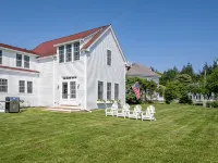 Dew Drop 2 Village Cottage, Steps to Harbor, Lawn & Boathouse Hotels in Saint George
