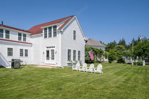 Dew Drop 2 Village Cottage, Steps to Harbor, Lawn & Boathouse