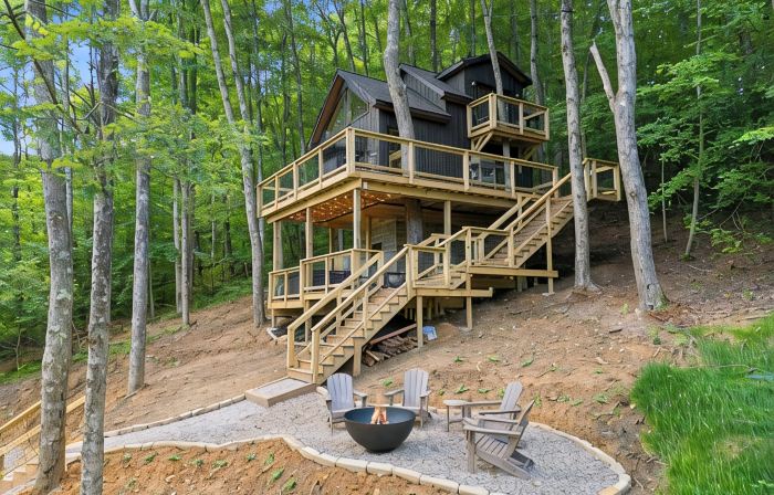 Experience Elevated Living: Upscale Treehouse Cabin in Hocking Hills on 20 acres
