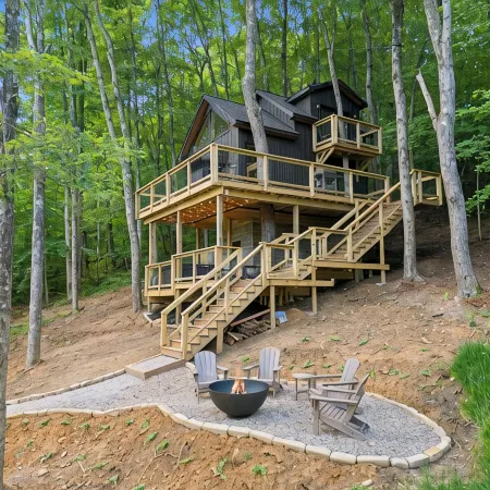 Experience Elevated Living: Upscale Treehouse Cabin in Hocking Hills on 20 acres