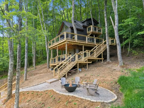 Experience Elevated Living: Upscale Treehouse Cabin in Hocking Hills on 20 acres