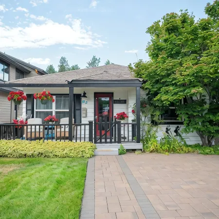 Riverfront Cottage Epic Walkable Location on River