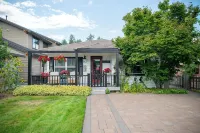 Riverfront Cottage Epic Walkable Location on River - Boutique
