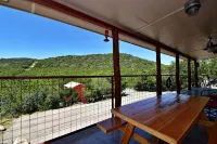 Rustic lodge retreat minutes from the Frio!