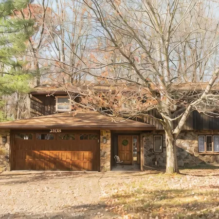 Stunning • 3128 Sqft • Screened Porch• 5 Miles to IU