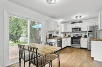 Deck+Fenced Back Yard+ King Bed+Bedroom TV+Pets Welcome!