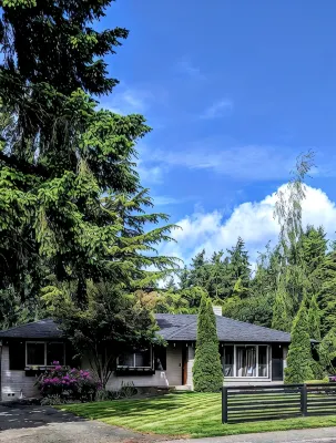 Quiet  Mid- Century Charmer Near Seattle Airport