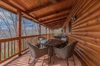Cozy Mountain Hideaway + Hot Tub + Mins to Downtown Dahlonega