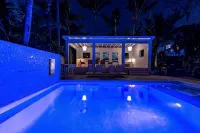 Pink Palms at Cable Beach - 4 Bedroom - 1 Minute to Beach - สระว่ายน้ำส่วนตัว