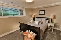 HEATED Swimming Pool, Hot Tub, Steps from Park, Dog Friendly