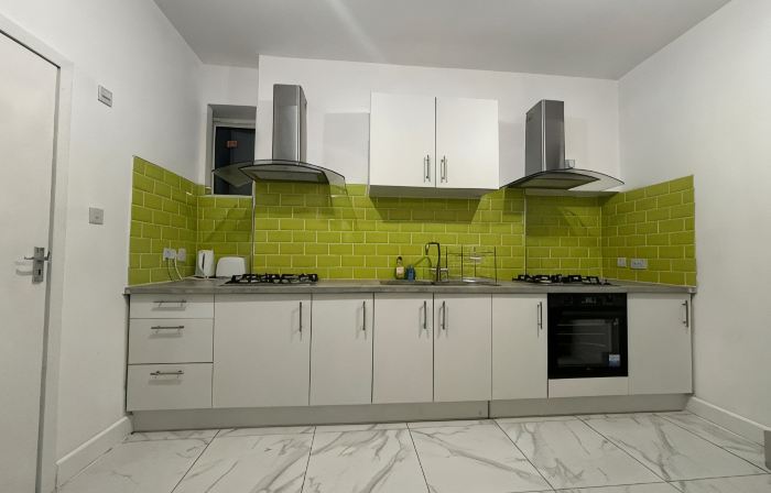 Private Room in Town Centre Free Parking WI FI and Patio with AA Stay Ltd