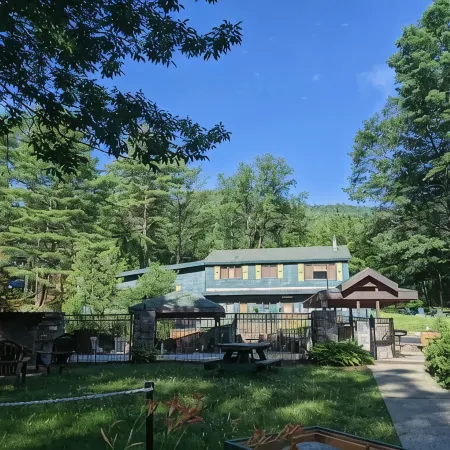 Snowshoe Hare Cabin at the Adirondack Lodge - 5 mins to Lake George Village