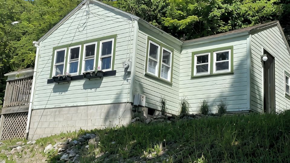 Cozy 2br cottage with firepit, long lake views, lake access and shady/sunny dock