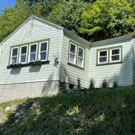 Cozy 2br cottage with firepit, long lake views, lake access and shady/sunny dock Отели в г. Каслтон