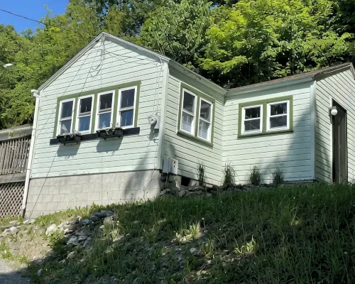 Cozy 2br cottage with firepit, long lake views, lake access and shady/sunny dock Hotels in Castleton