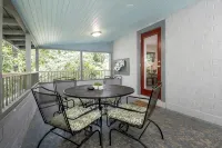 Walk to the Beach & Downtown! Ocean Springs in Perfect Location! Azalea Cottage - Country Houses