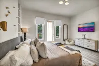 Gorgeous 6br Villa in Lovely Austin wt Massive Pool & Hot Tub + Goats & Chickens - 4-Star
