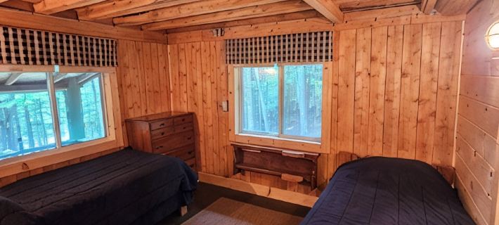 Spacious cabin on beautiful Long Lake w/waterfront view, private dock, fire pit. Hotéis em Washington County