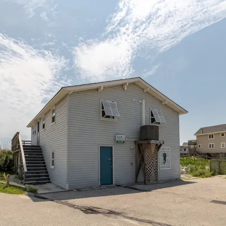 Semi-Oceanfront 🏄♀️Oceanviews🌊 on a Private Access Road⛱ 50 feet to the beach