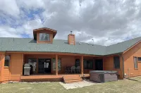 Close to Deerfield Lake,Hiking,Utv,Gameroom,Hot Tub,Mini Donkeys,Goats,Chickens - 3-Star