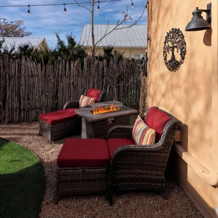 Luxurious Casita del Sol - 5 Min. Walk to Plaza - Private Backyard - Fireplace