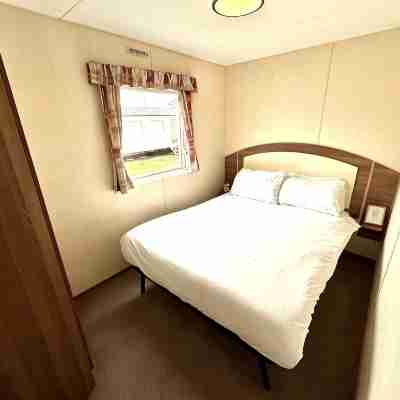 3Bedroom Caravan, Few Minutes Walk from the Beach, Enjoy a Night or Two Rooms