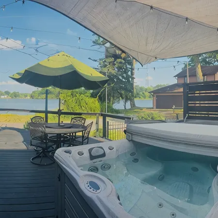 4-bedroom cottage in peaceful Portage Lakes w/ hottub, lake access, pet friendly
