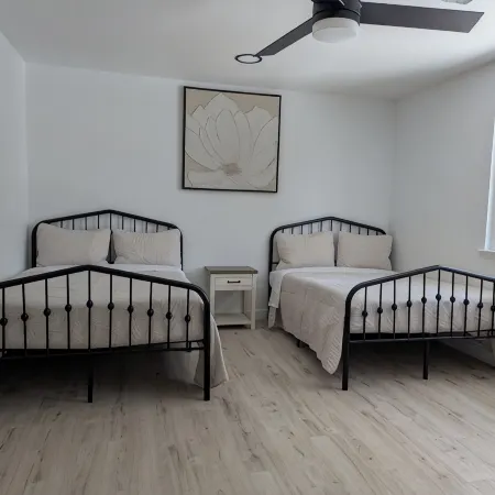 Spacious 6-bedroom house in marvelous Clovis with WiFi, AC