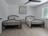 Spacious 6-bedroom house in marvelous Clovis with WiFi, AC